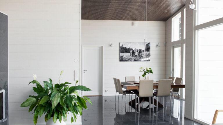 Decorating a kitchen with wood