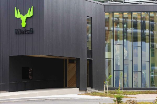 MetsäGroupin vierailukeskus Pro Nemus on verhoiltu Siparila Topcoat ulkoverhouksella