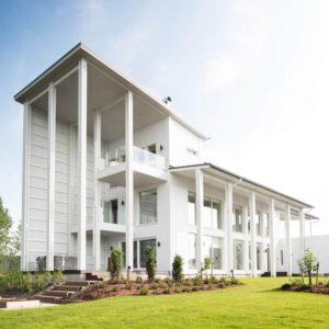 Valmiiksi maalattu, piilokiinnitettävä Topcoat-S ulkoverhouspaneeli. Villa Muurame, Jyväskylä.