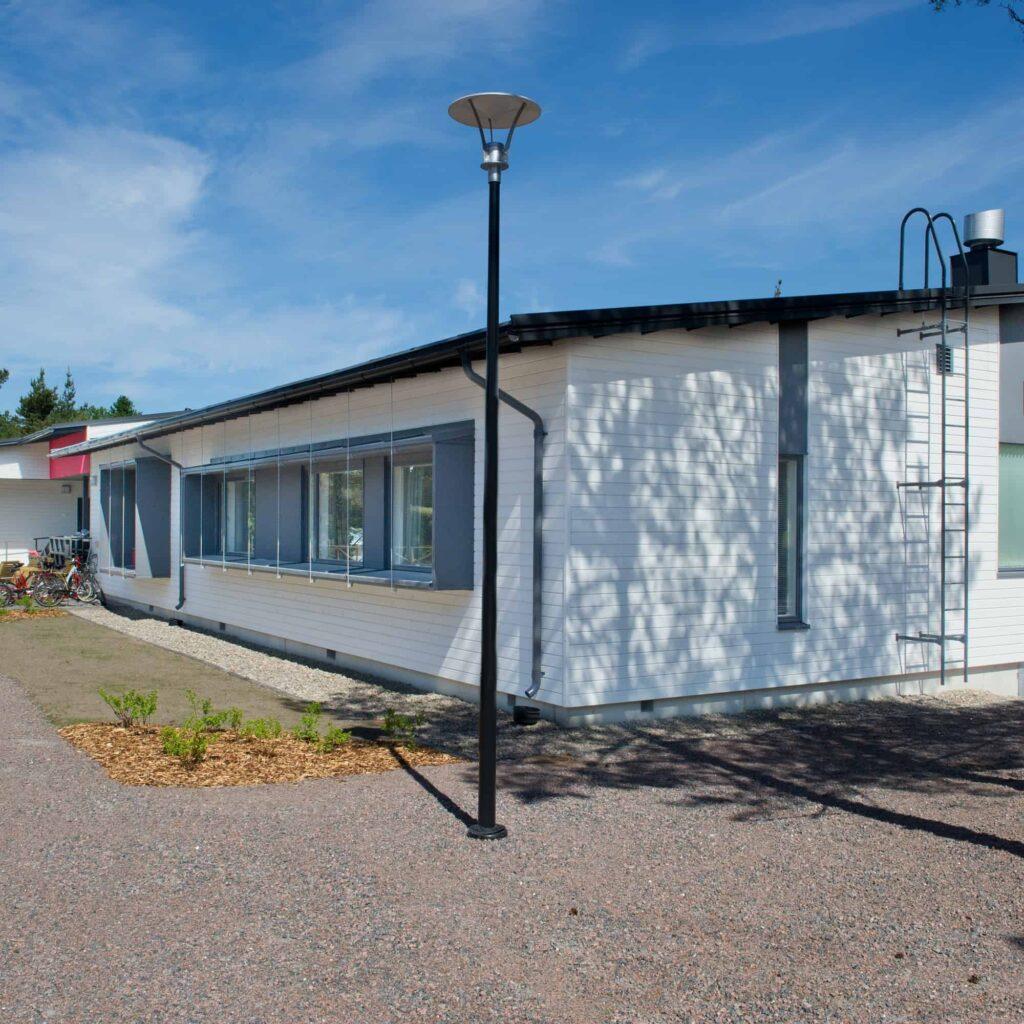Valmiiksi maalattu, piilokiinnitettävä Topcoat-V ulkoverhouspaneeli. Rauman palvelutalo.