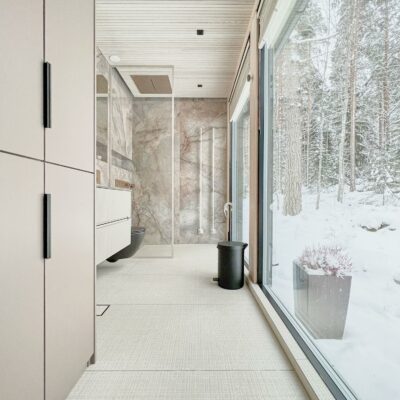 Kuultavan valkoiseksi käsitelty saarni on jalo-puupaneelin materiaalina
