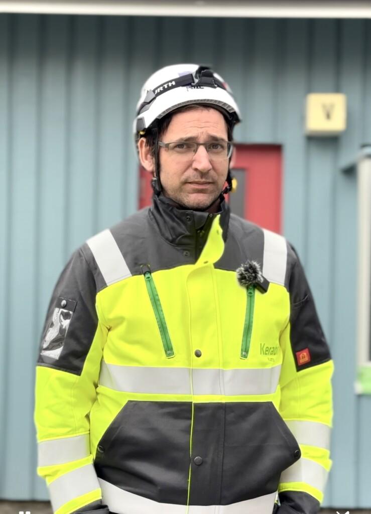 “Meille on iso etu, että laudat tulevat valmiiksi maalattuina. Se säästää paljon työvaiheita. Meidän ei tarvitse erikseen maalata mitään työmaalla – se nopeuttaa asentamista ja parantaa työn sujuvuutta,” kertoo Toutain.