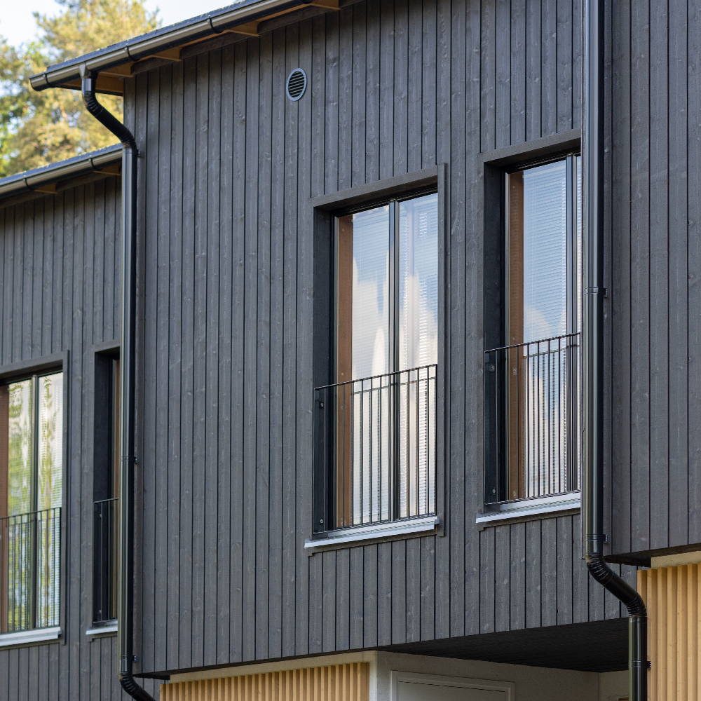 Topcoat, Natural Tones ulkoverhouspaneeli sävyssä Smockey Black. Profiili: UTS. Kohde: Villa Tähkä, Tampere 2026.